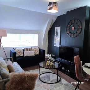 Cosy Double-Bed with Free Parking